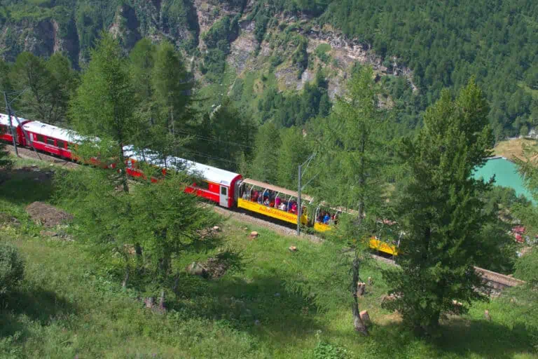 Open-Air-Waggons eines Regionalzugs auf der Alp Grüm, Berninapass