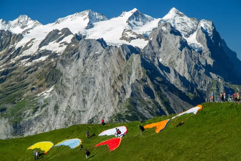 Gleitschirmflieger bereit zum Abflug am Alpenturm