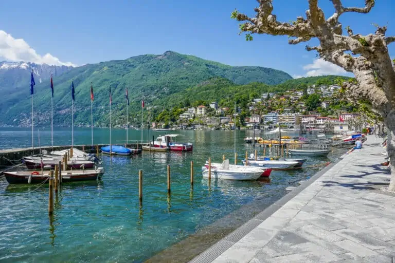 Uferpromenade und Boote in Ascona am Lago Maggiore