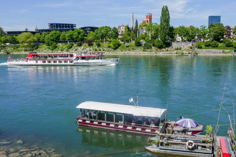 Die St. Alban-Fähre und ein Fahrgastschiff auf dem Rhein in Basel