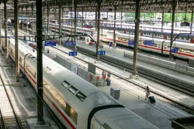 Bahnsteige und Züge im Bahnhof Basel