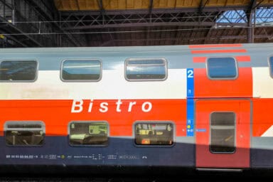 Ein Zug mit einem Bistrowagen im Bahnhof Basel SBB.