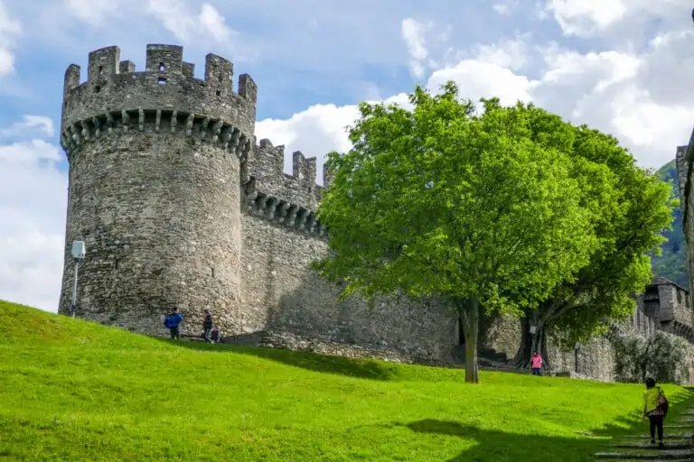 Mauern des Castello di Montebello oberhalb von Bellinzona