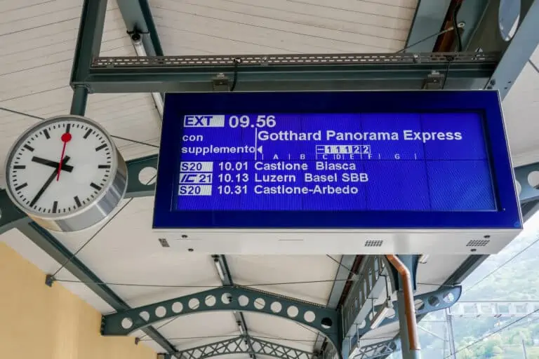 Uhr und Zugzielanzeiger mit Gotthard Panorama Express im Bahnhof Bellinzona