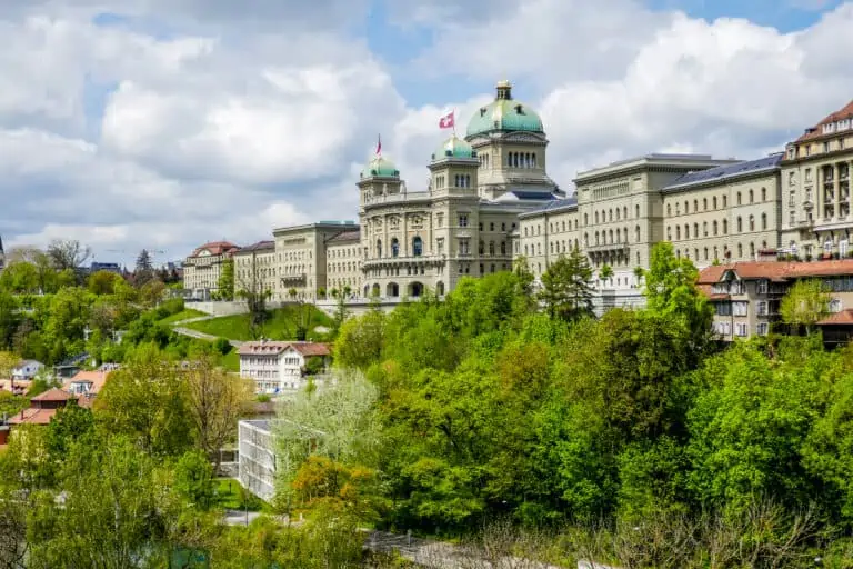 Das Bundeshaus und die Aare in Bern, von der Kirchfeldbrücke aus gesehen