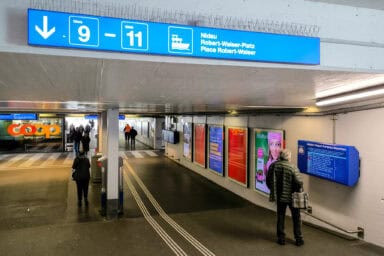 Wegweiser am Bahnhof von Biel.