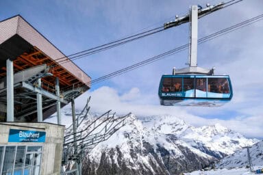 The Blauherd cableway station with a departing cable car to Rothorn.