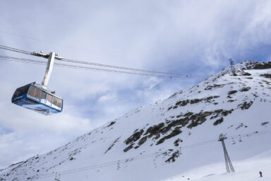 The steep cableway ascent from Blauherd to the top station Rothorn.