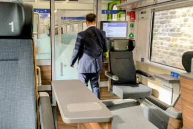 Ticketkontrolleur an Bord eines BLS-Zugs.