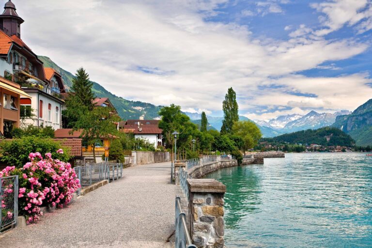 Uferpromenade in Brienz am Brienzersee mit typischen Häusern