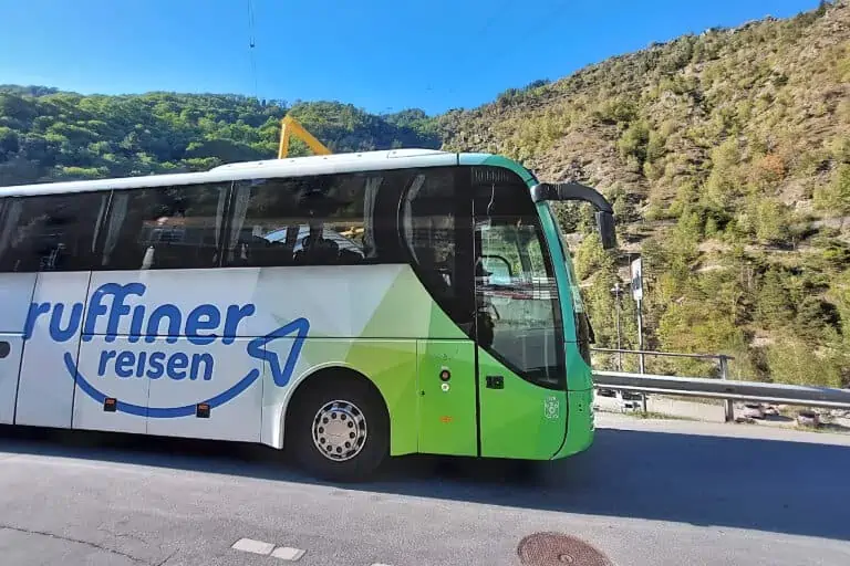 Gruppenreisebus zwischen Brig und Fiesch im Rhonetal