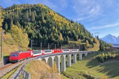 Glacier Express fährt über das Bugnei-Viadukt, Disentis–Sedrun
