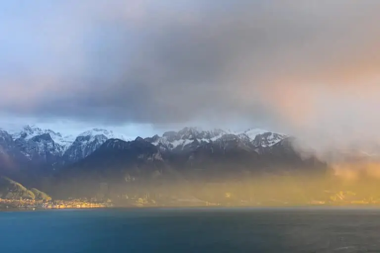Regenwolken mit Abendsonne über dem östlichen Genfersee