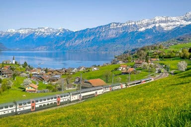 An SBB train at Faulensee on Lake Thun.