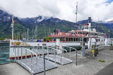 Das Dampfschiff Uri an der Anlegestelle von Flüelen am südlichen Ende des Vierwaldstättersees.