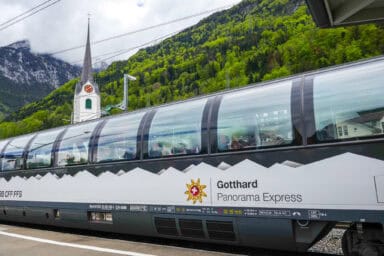 Gotthard Panorama Express-Zug im Bahnhof von Flüelen.