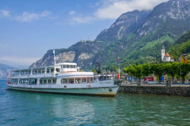 In Flüelen, you'll change between the paddle steamer on Lake Lucerne and the Gotthard Panorama Express train.