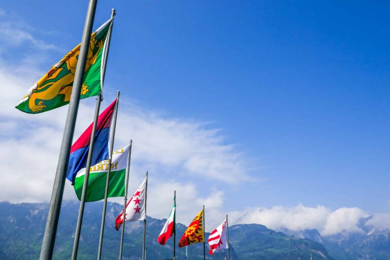 Flaggen der Schweizer Kantone im Hafen von Flüelen