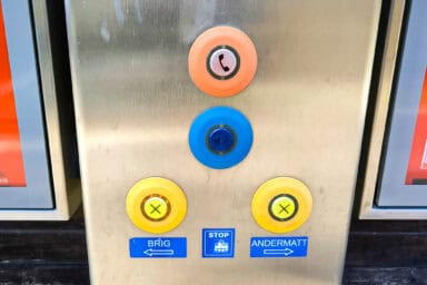 "Halt auf Verlangen"-Tasten am Bahnhof Fürgangen-Bellwald.