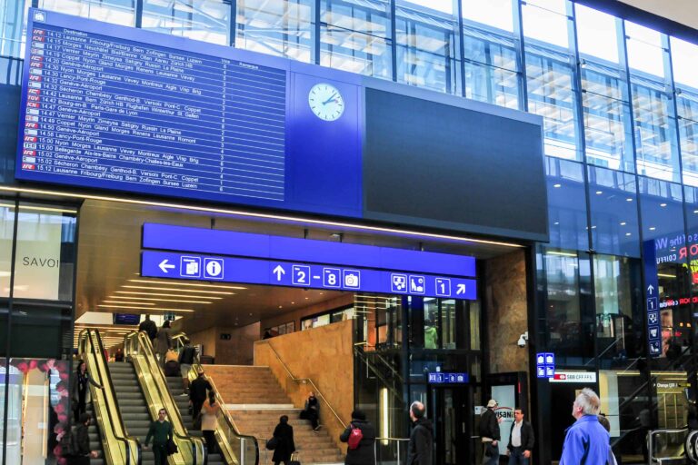 Abfahrtstafeln im Bahnhof Genève-Cornavin