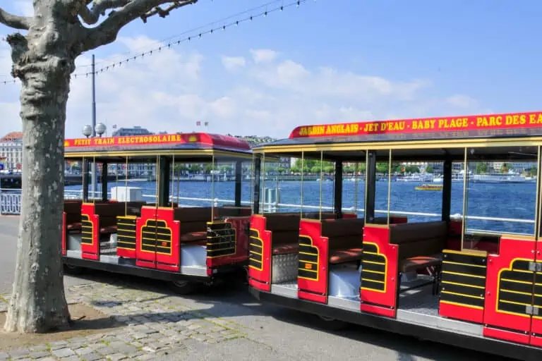 Rundfahrt-Minizug an der Place de la Madeleine in Genf