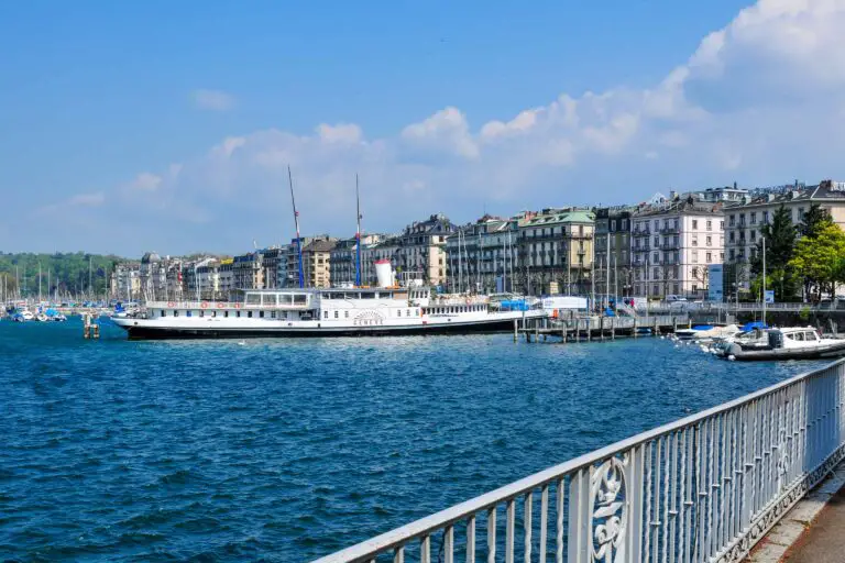 Boats and stately buildings along Promenade du Lac in Geneva