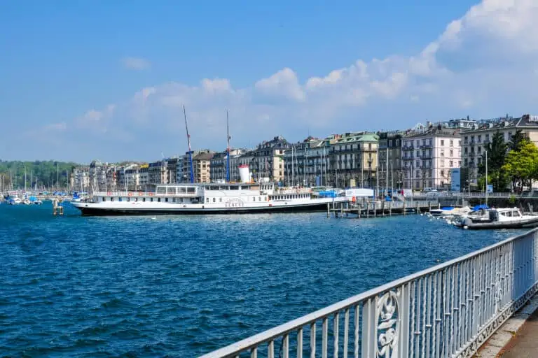 Boats and stately buildings along Promenade du Lac in Geneva