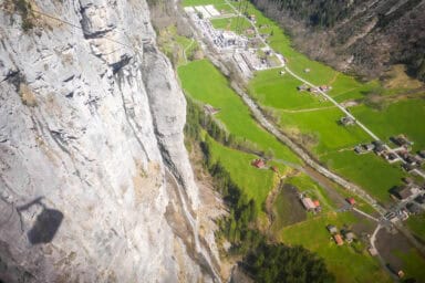 Der steile Aufstieg mit der Seilbahn nach Gimmelwald, mit Blick auf Stechelberg.