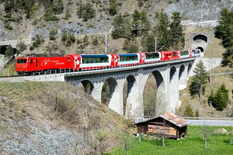 Glacier Express-Zug in Richtung Zermatt auf dem Viadukt bei Grengiols.