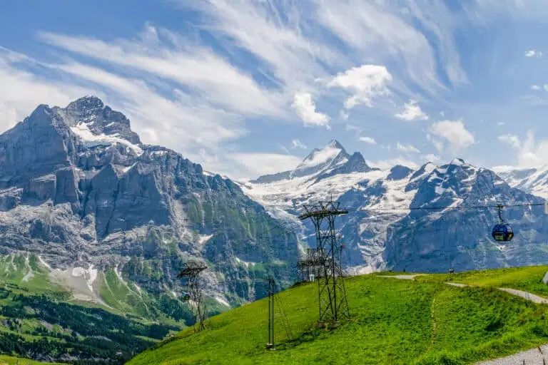 Wetterhorn und Schreckhorn, davor Gondeln nach Grindelwald-First