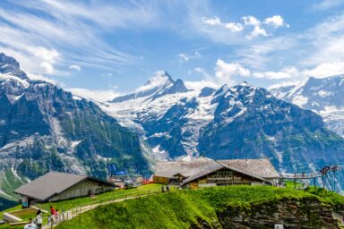 Restaurant-hotel and view of the Schreckhorn at Grindelwald-First