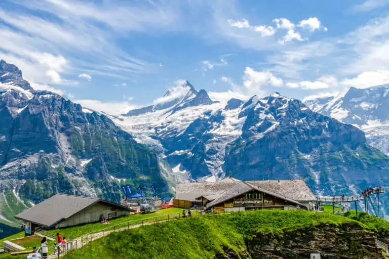 Restaurant/Hotel und Blick auf das Schreckhorn von Grindelwald-First