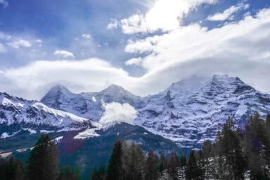 Eiger, Mönch und Jungfrau vom Zug Grütschalp-Mürren aus gesehen.