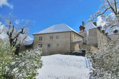 Schloss Gruyères mit Frühlingsschnee