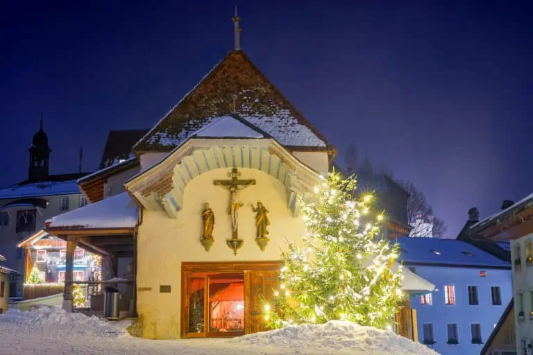 Weihnachtsbaum und Kirche in Gruyères