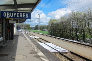Bahnsteig und Gleise im Bahnhof von Gruyères.