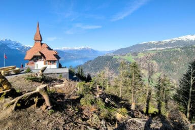 Das Bergrestaurant auf der Harder Kulm, mit dem Thunersee und dem Niesen im Hintergrund.