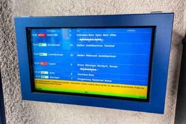 Digitale Anzeige mit Abfahrtszeiten und Gleisnummern in Interlaken Ost.