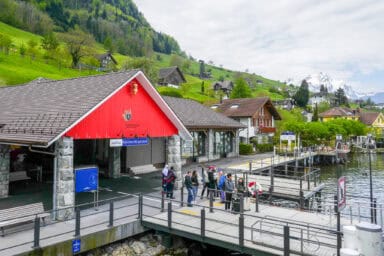 Die Schiffsanlegestelle von Kehrsiten-Bürgenstock, wo die Standseilbahn zum Bürgenstock abfährt.
