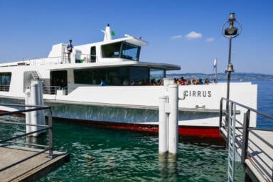 Das katamaranähnliche Boot „Cirrus“ bei Kehrsiten-Bürgenstock.