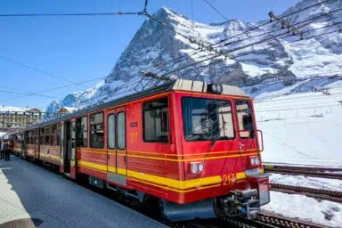 Ein Zug zum Jungfraujoch auf der Kleinen Scheidegg.