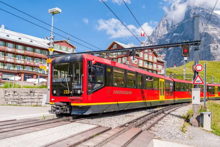 Zug vom Jungfraujoch am Bahnhof Kleine Scheidegg