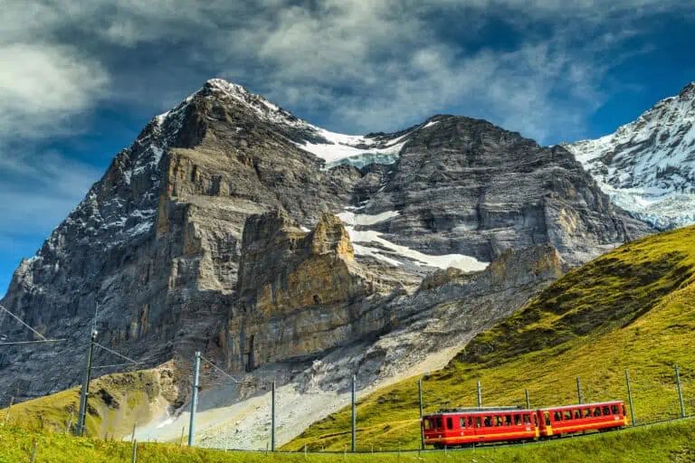 Zug zum Jungfraujoch mit Eiger von der Kleinen Scheidegg