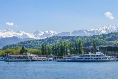 Die Schiffe auf dem Vierwaldstättersee legen an verschiedenen Anlegestellen gegenüber dem Luzerner Bahnhof an und ab.