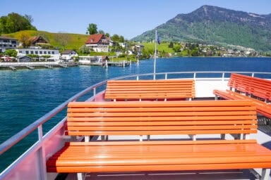 Sitzplätze im Freien auf einem Schiff zwischen Luzern und Weggis.