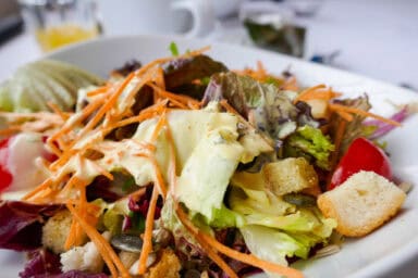 Ein frischer Salat im Bordrestaurant eines der Schiffe auf dem Vierwaldstättersee.