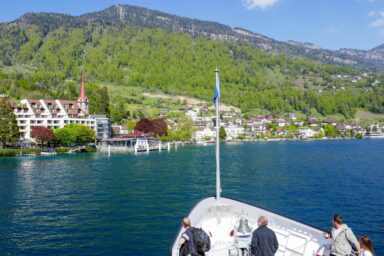 Schiff auf dem Vierwaldstättersee mit Blick auf Weggis