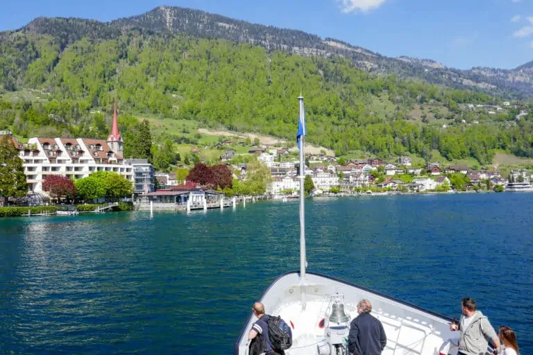 Schiff auf dem Vierwaldstättersee mit Blick auf Weggis