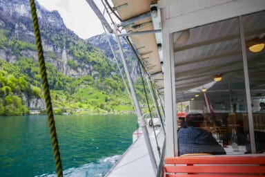 Innen- und Außenbereich eines Dampfschiffs auf dem Vierwaldstättersee.