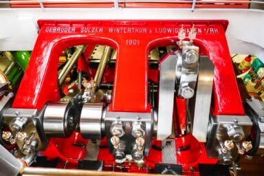 Der Antriebsmechanismus des Dampfschiffs "Uri" am Vierwaldstättersee ist für Reisende sichtbar.